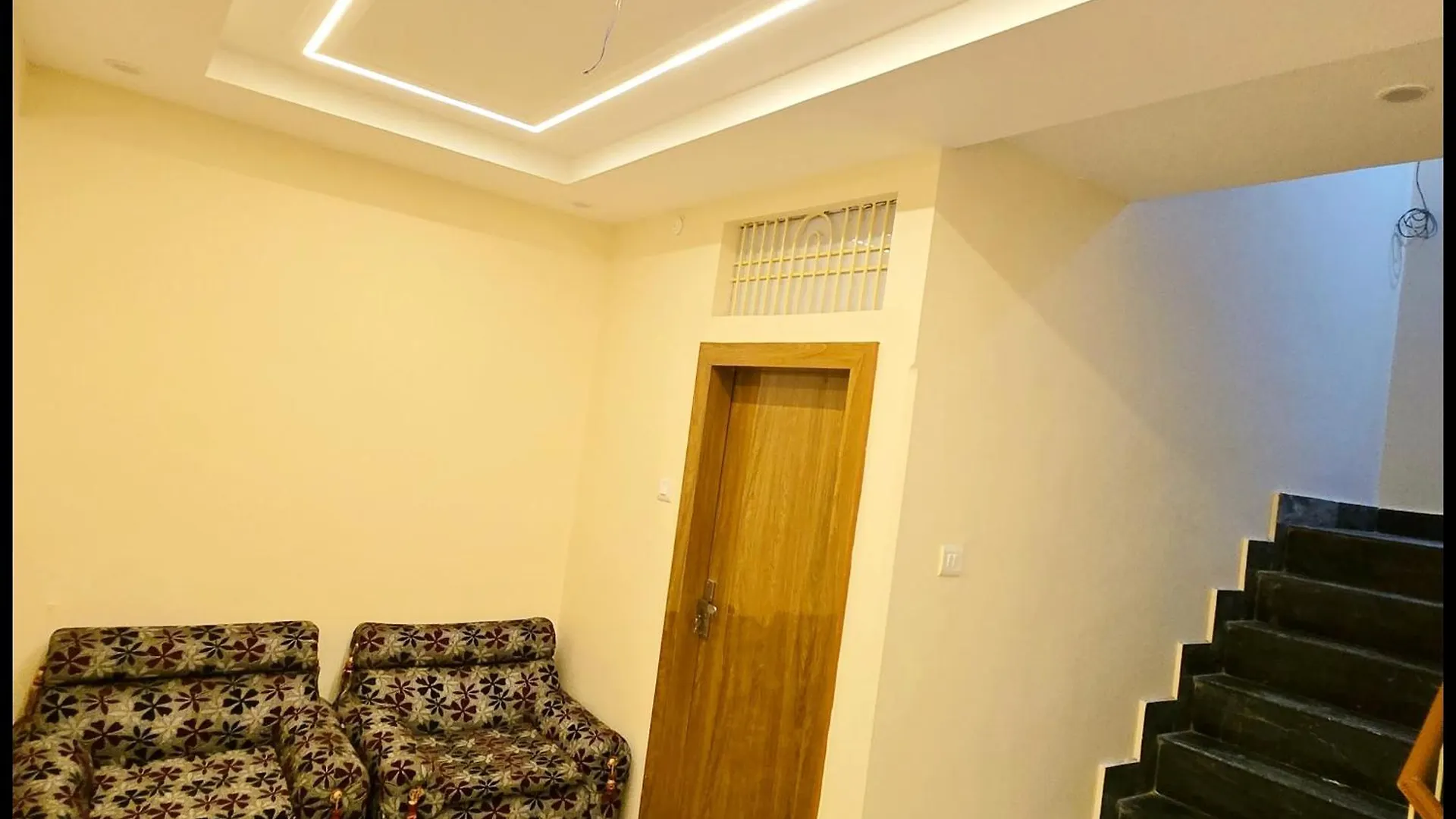 Hotel Rudraa Stay Near Kashi Vishwanath Temple - Fully Air Conditioned Guest House - Best Guest House In Varanasi India
