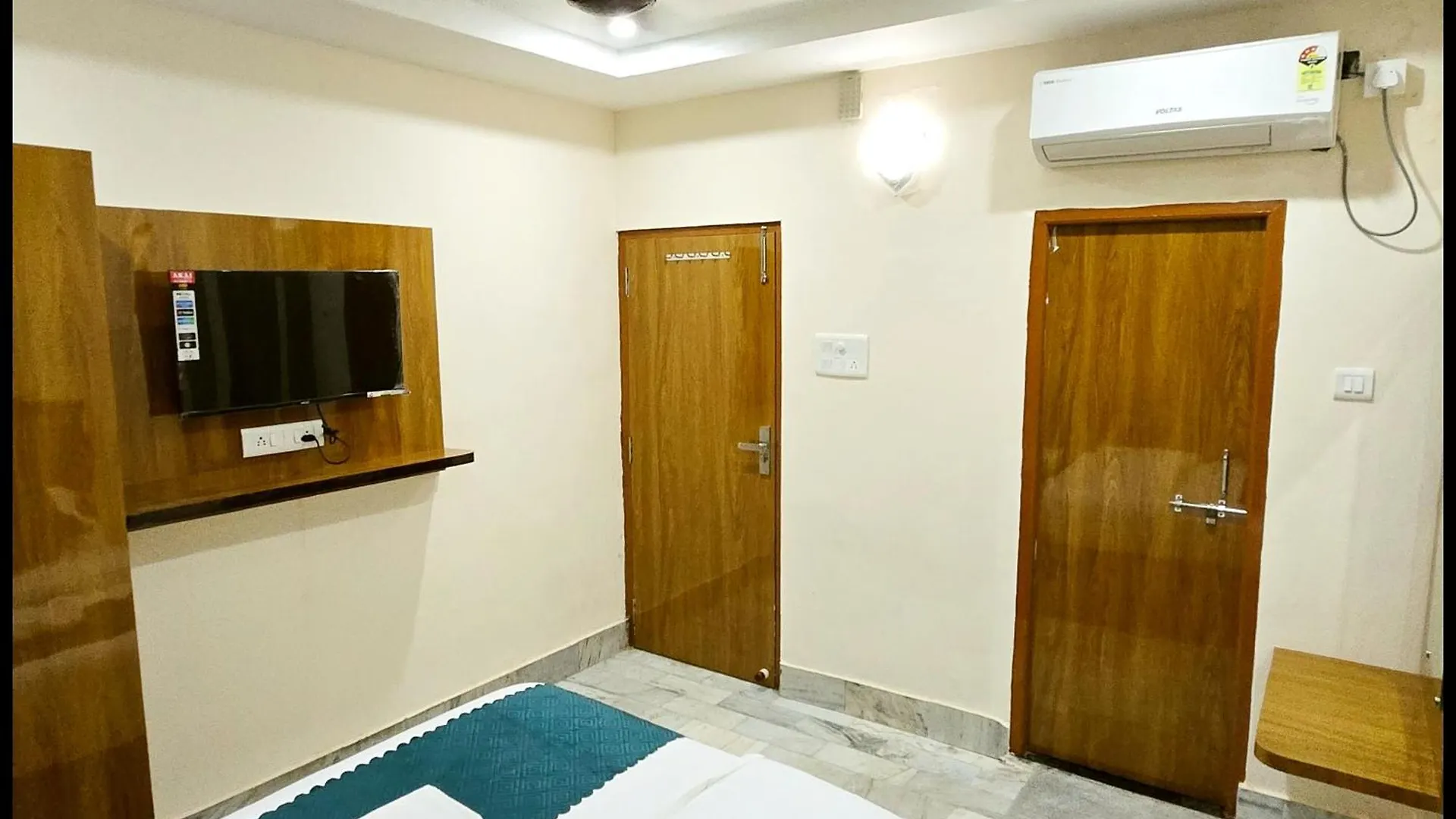 Hotel Rudraa Stay Near Kashi Vishwanath Temple - Fully Air Conditioned Guest House - Best Guest House In Varanasi 4*,  India