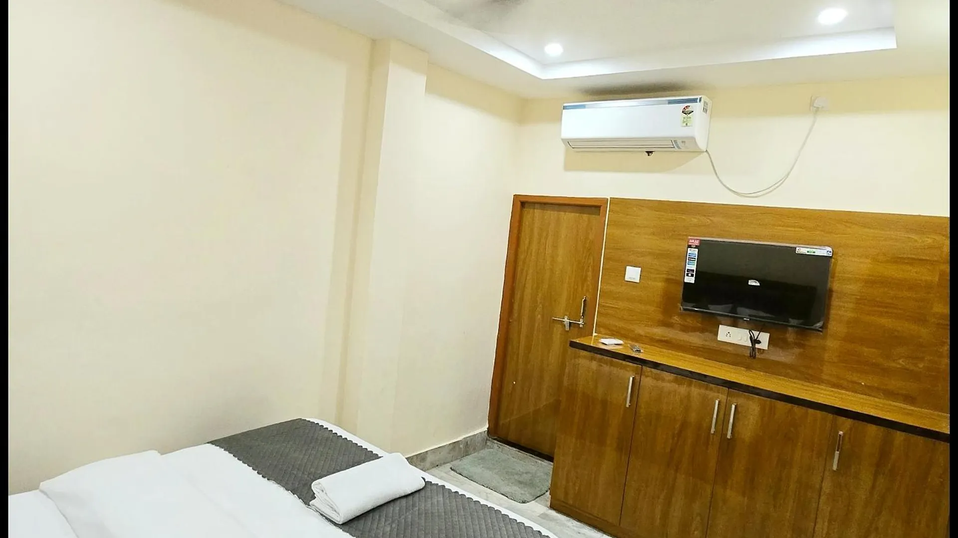 Hotel Rudraa Stay Near Kashi Vishwanath Temple - Fully Air Conditioned Guest House - Best Guest House In Varanasi