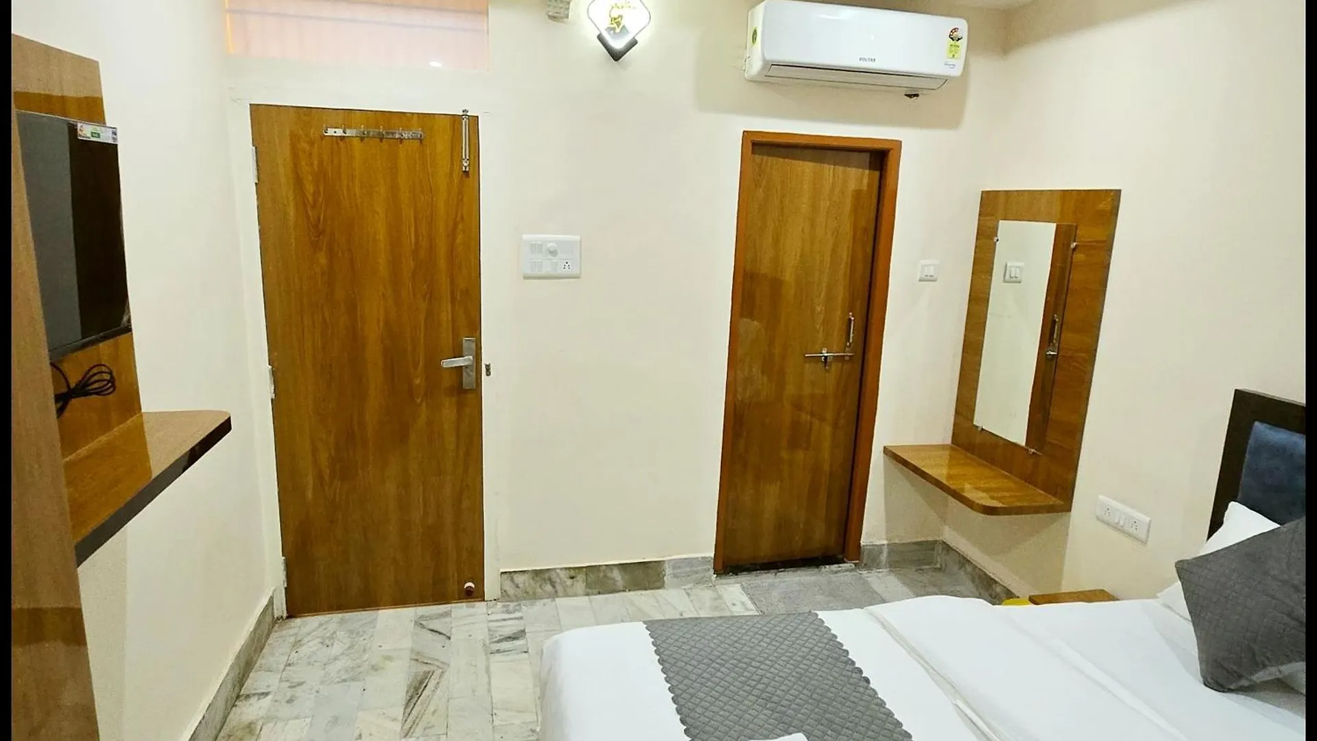 Hotel Rudraa Stay Near Kashi Vishwanath Temple - Fully Air Conditioned Guest House - Best Guest House In Varanasi India