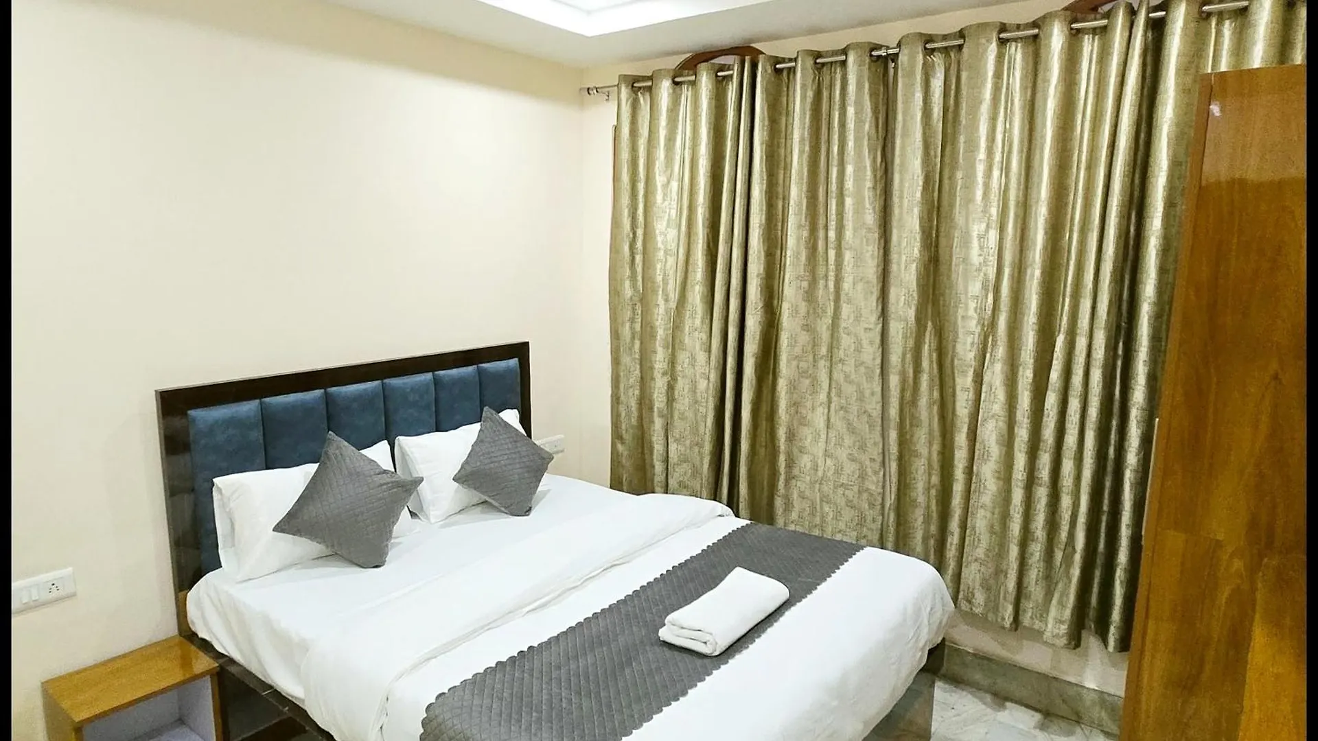 Hotel Rudraa Stay Near Kashi Vishwanath Temple - Fully Air Conditioned Guest House - Best Guest House In Varanasi