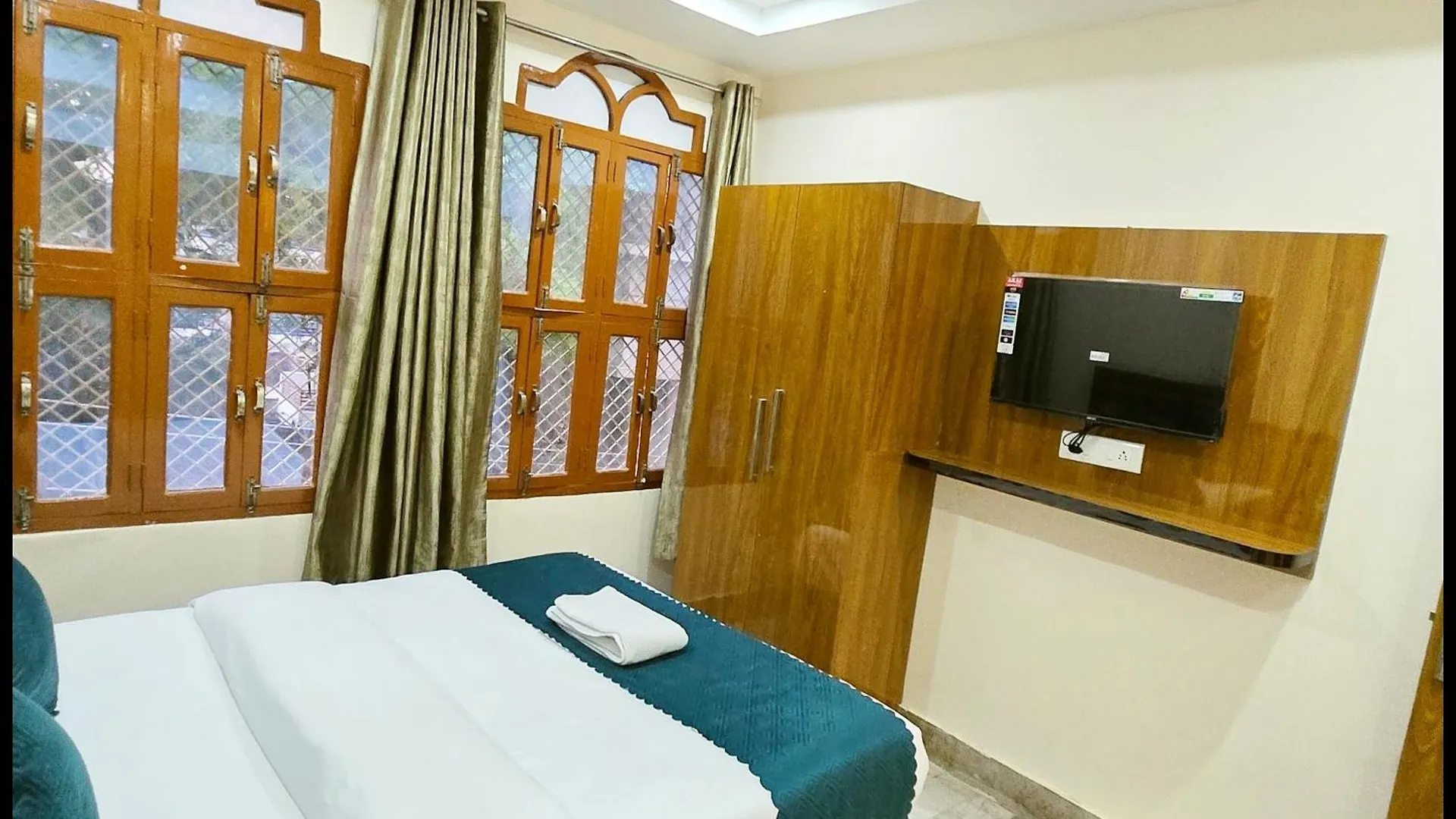 ****  Hotel Rudraa Stay Near Kashi Vishwanath Temple - Fully Air Conditioned Guest House - Best Guest House In Varanasi India