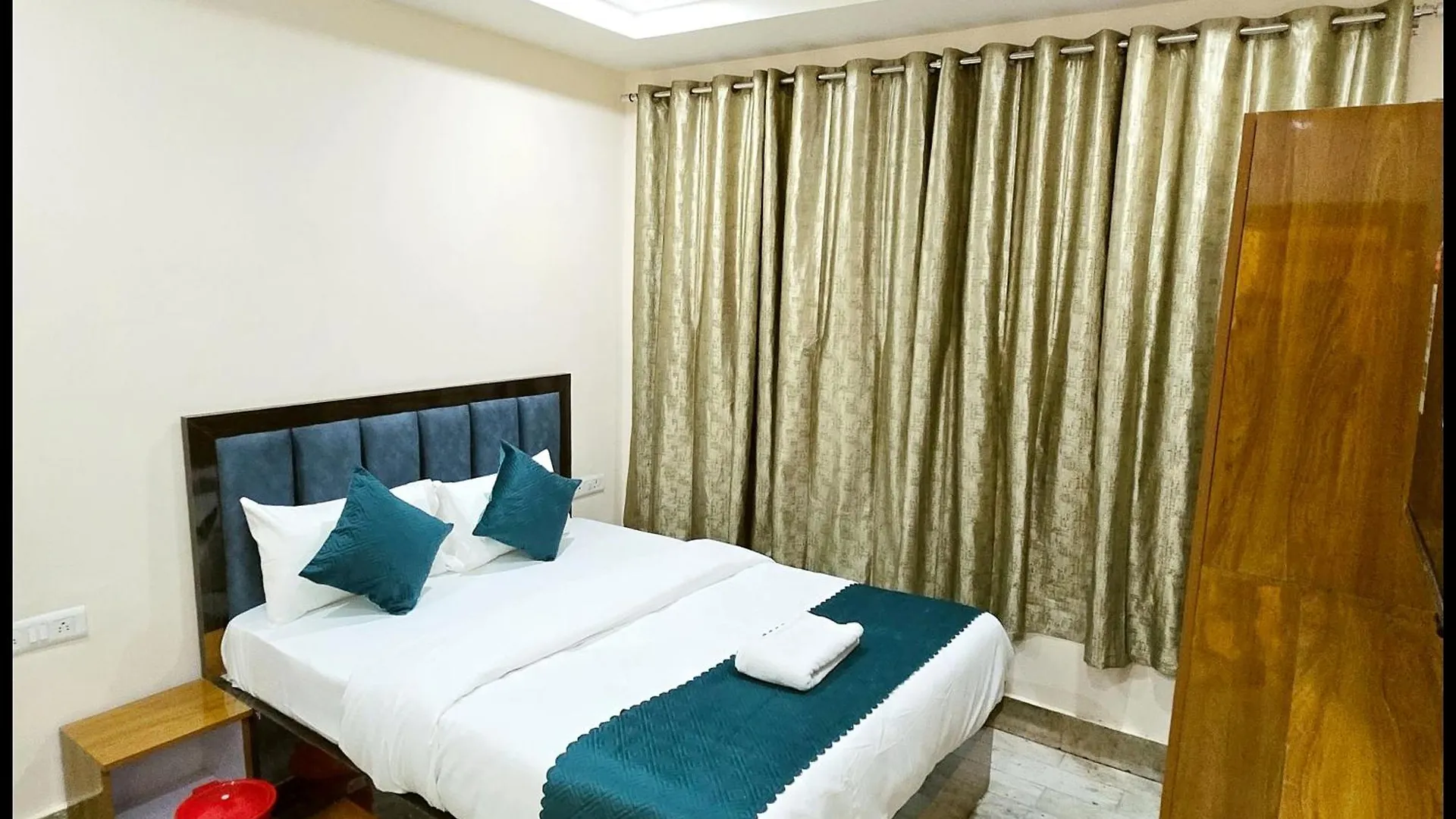 Hotel Rudraa Stay Near Kashi Vishwanath Temple - Fully Air Conditioned Guest House - Best Guest House In Varanasi