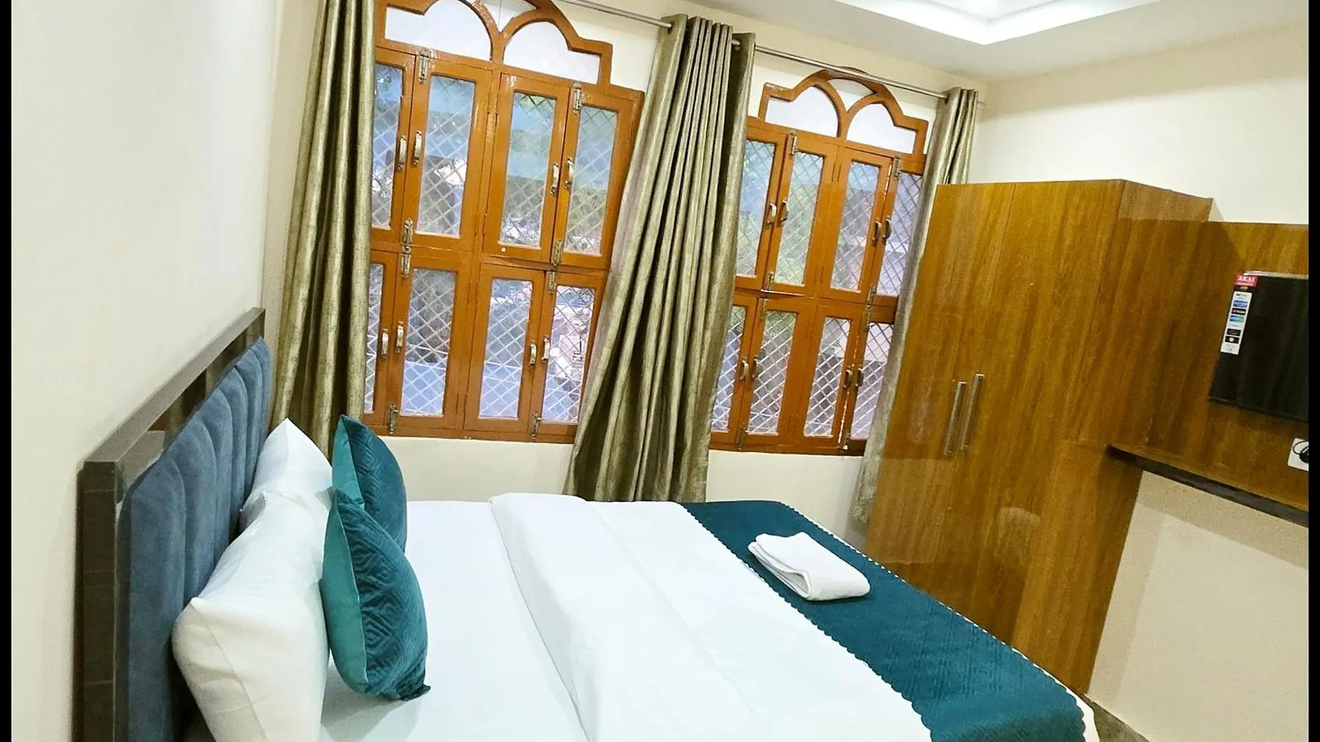 Hotel Rudraa Stay Near Kashi Vishwanath Temple - Fully Air Conditioned Guest House - Best Guest House In Varanasi