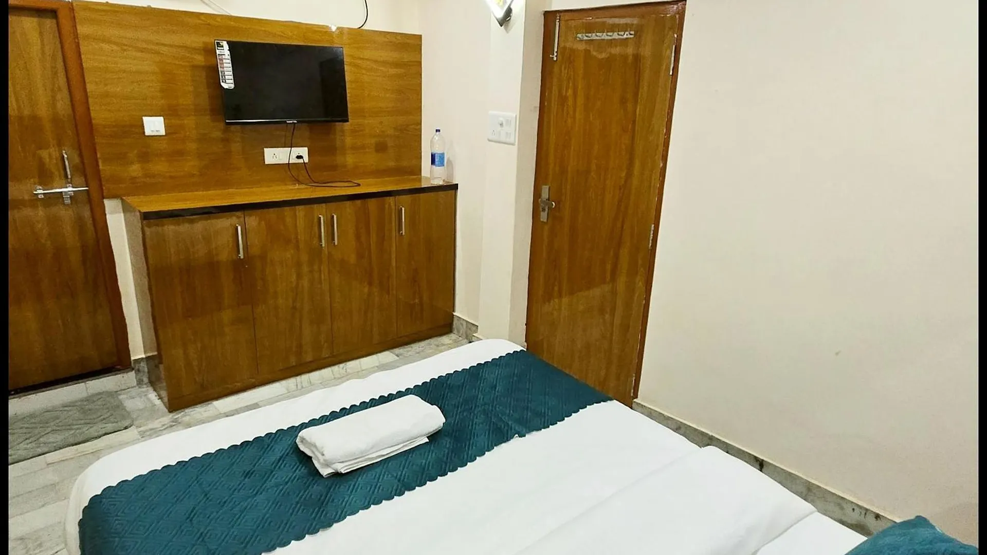 Hotel Rudraa Stay Near Kashi Vishwanath Temple - Fully Air Conditioned Guest House - Best Guest House In Varanasi