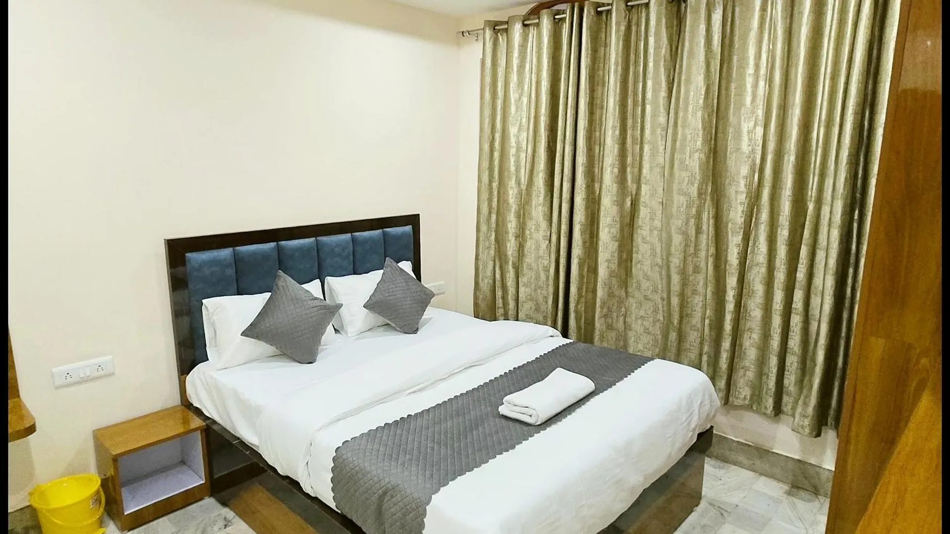 Hotel Rudraa Stay Near Kashi Vishwanath Temple - Fully Air Conditioned Guest House - Best Guest House In Varanasi