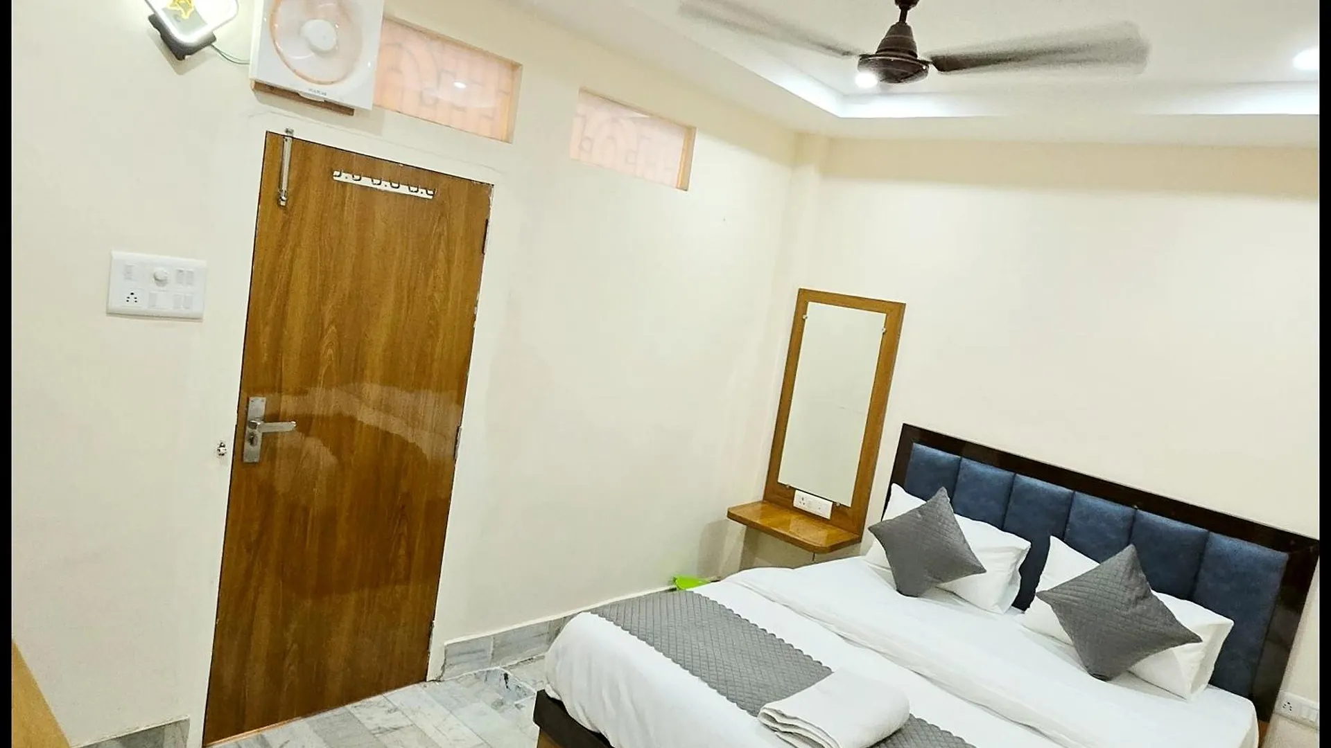 Hotel Rudraa Stay Near Kashi Vishwanath Temple - Fully Air Conditioned Guest House - Best Guest House In Varanasi 4*,  India